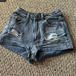High waisted - Light wash jean shorts